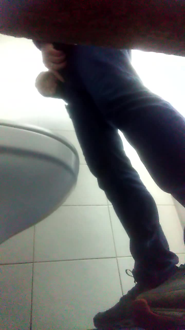 Toilet pissing spy - video 5