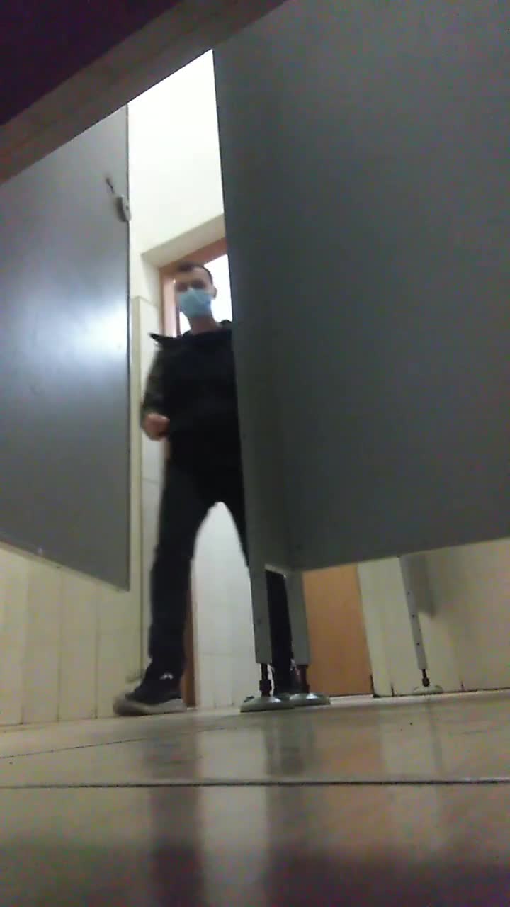 Toilet pissing spy - video 7