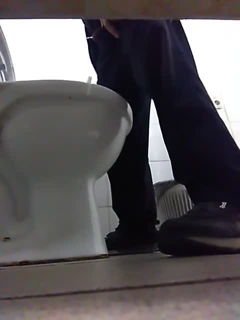 Toilet pissing spy - video 8