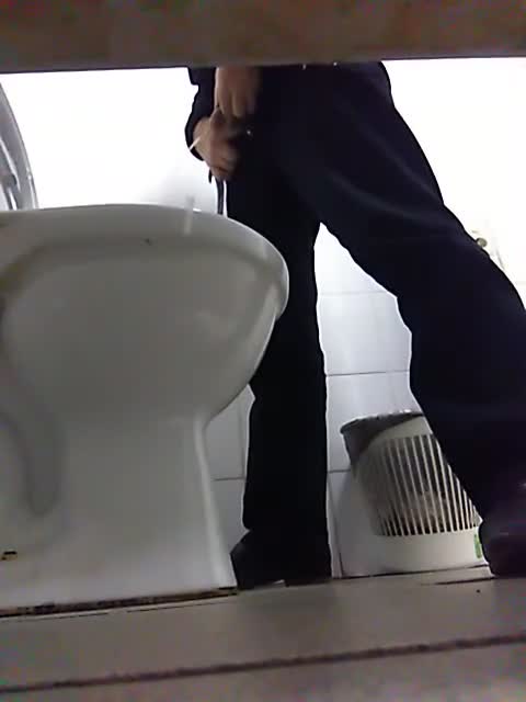 Toilet pissing spy - video 9