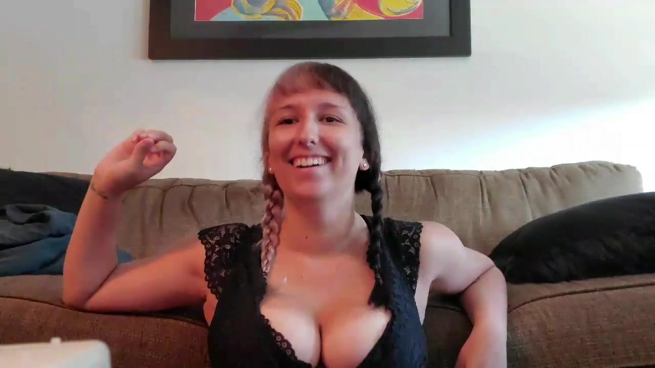 girl flashes tits, ass, and pussy on livestream