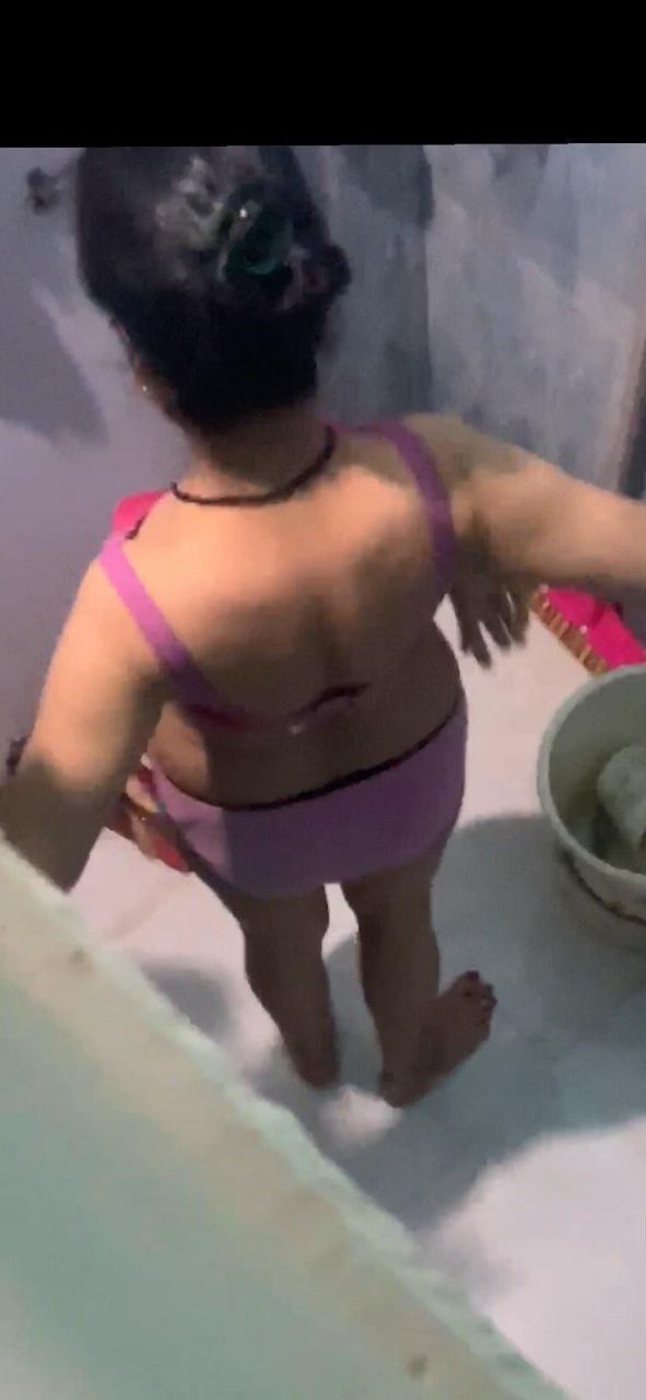 Indian hot mom kavita bathing spy cam