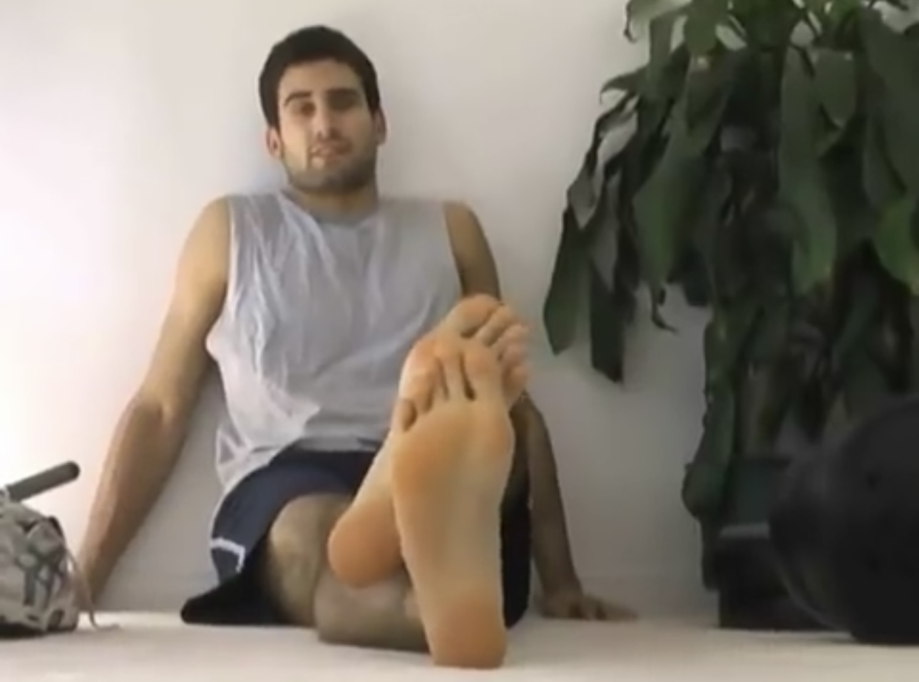 Hot actor shows off his feet