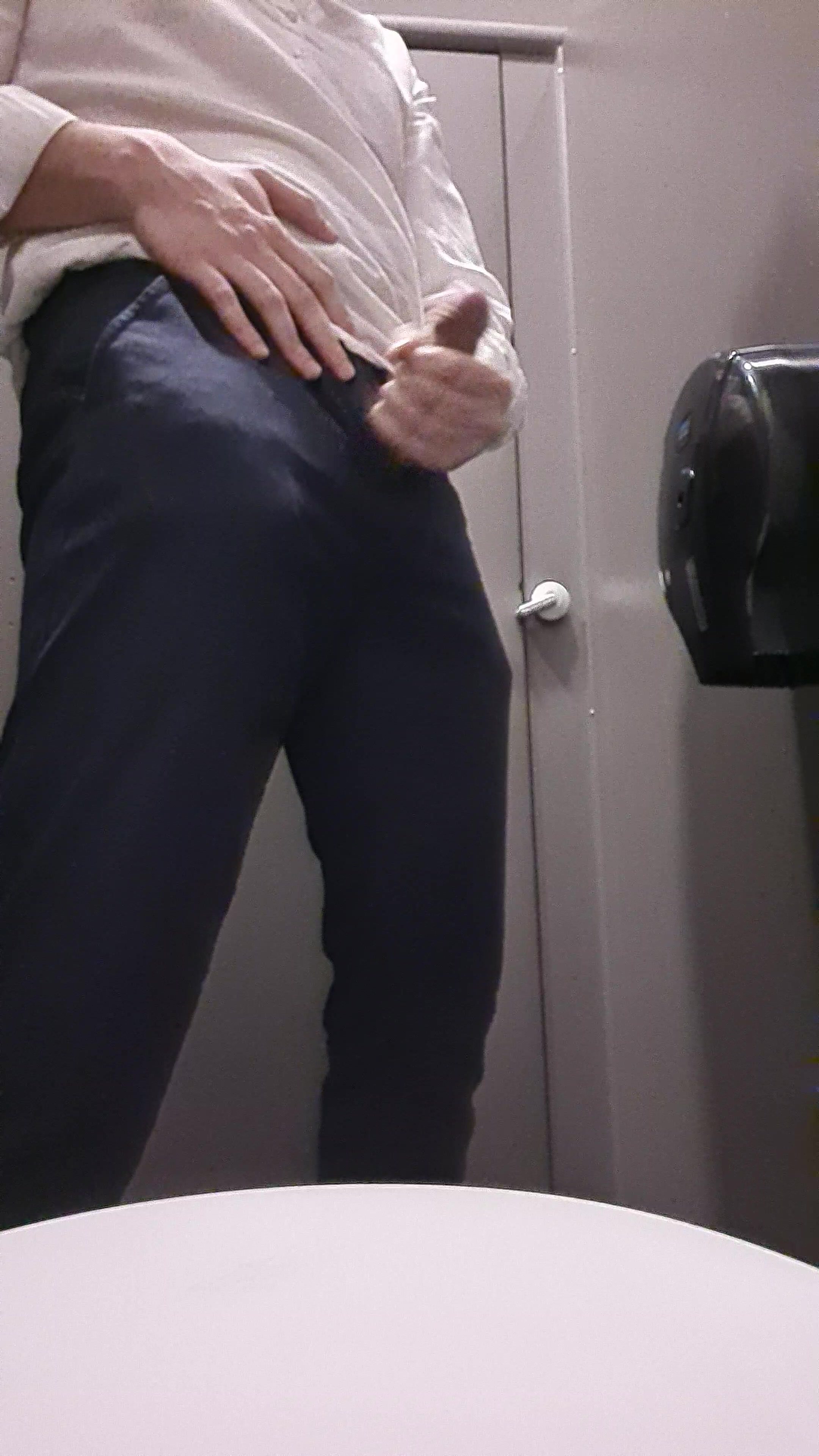 Straight guy cumming a lot in a public toilet