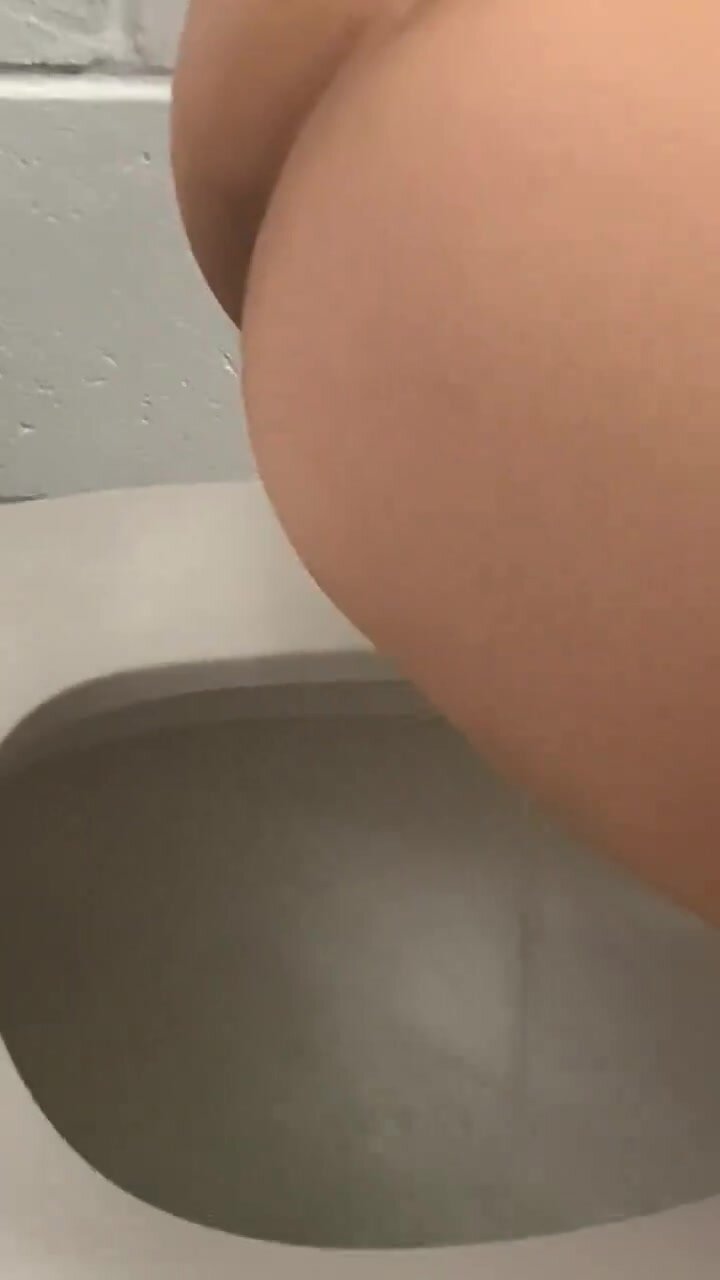 Dulce's friend records her sideways hovering pee