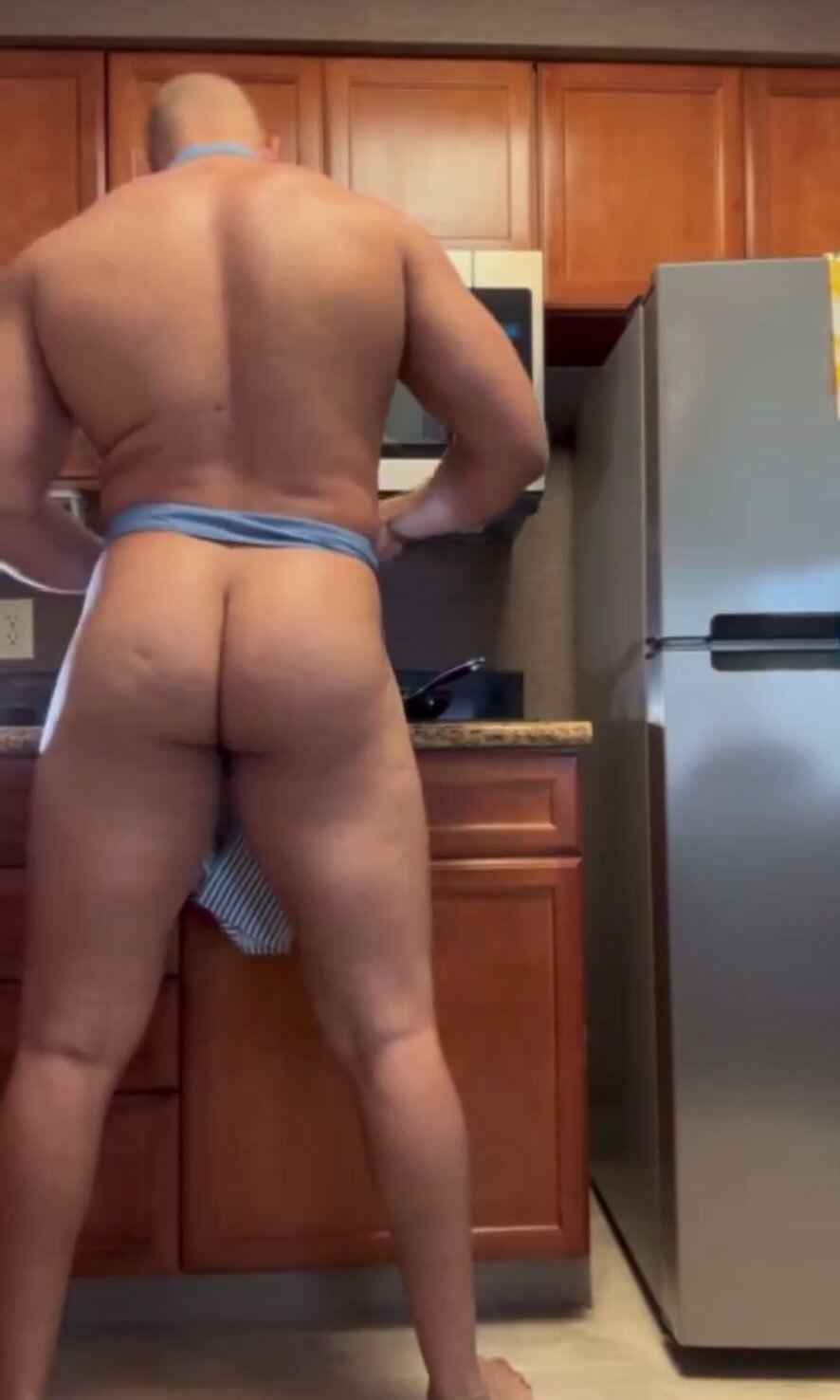 Thick big booty hunk naked in kitchen