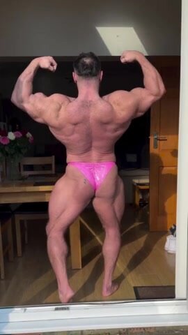 Hot muscles in pink, smokes