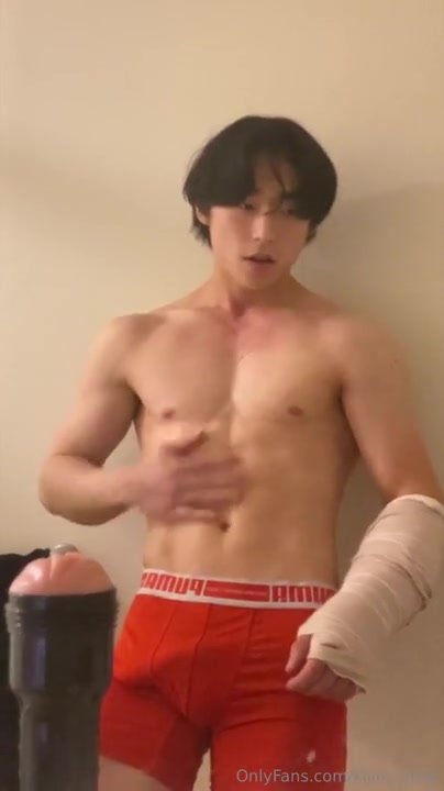 cute korean twunk jerks off with broken arm
