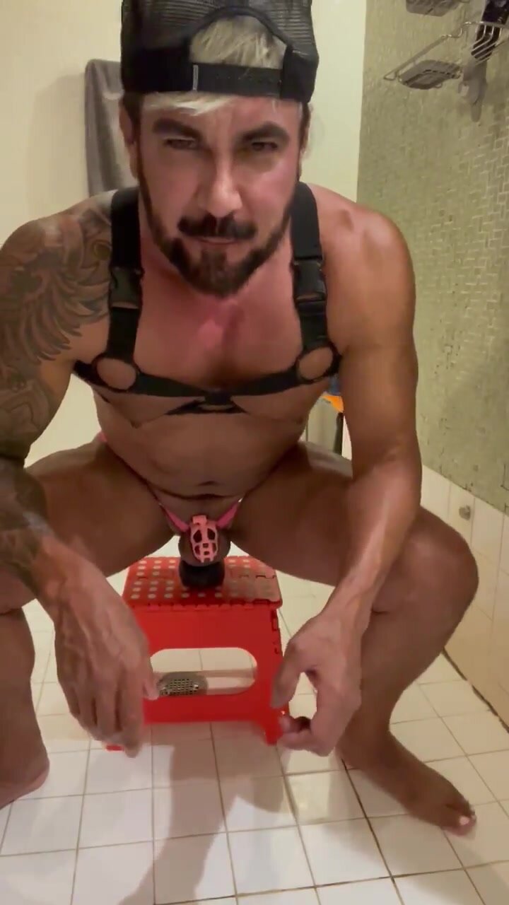 Muscle Faggot using dildo on itself