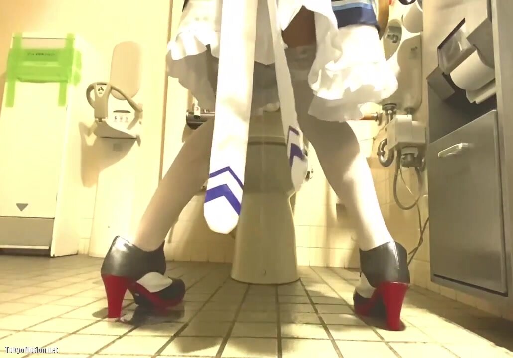 Desperate Chinese Cosplayer Wets Herself - video 2
