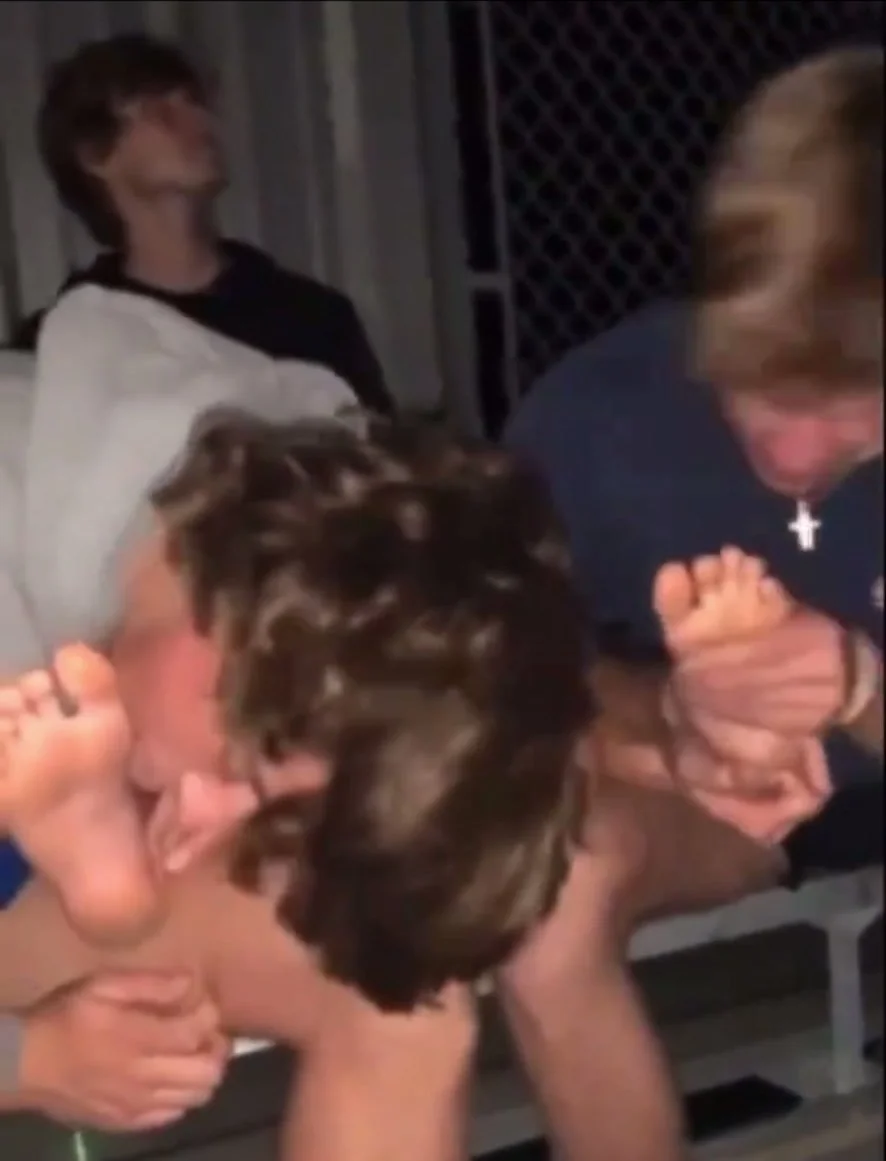 Friends sucking each others feet - ThisVid.com