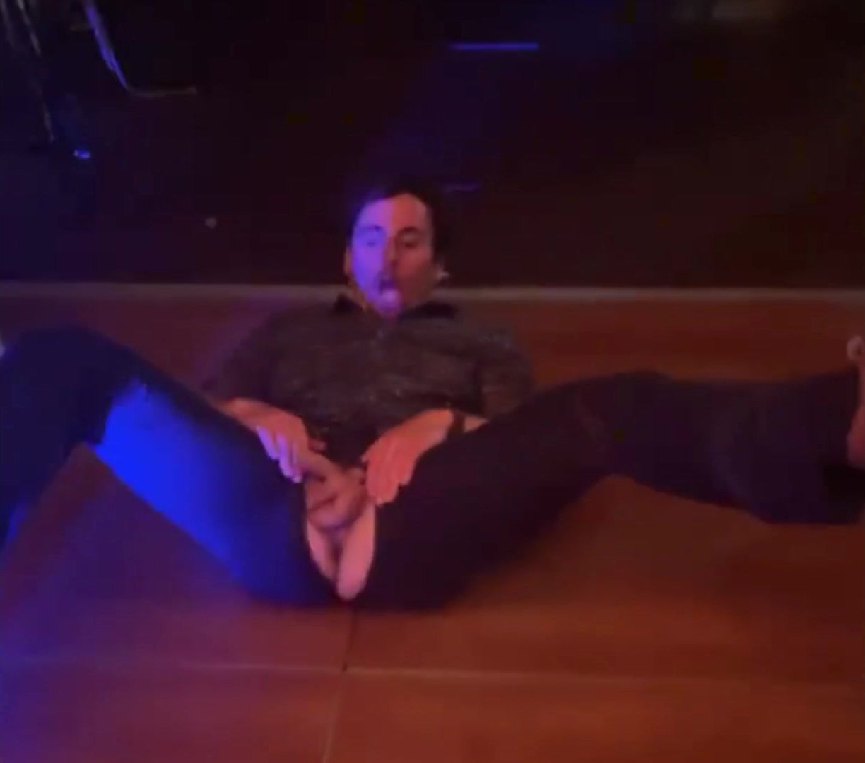 guys rips pants on dancefloor