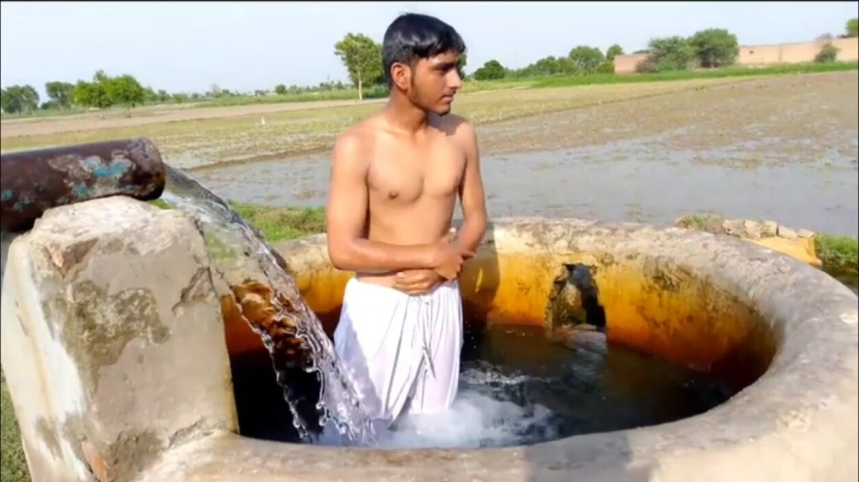 Prettyfaced Paki in tubewell