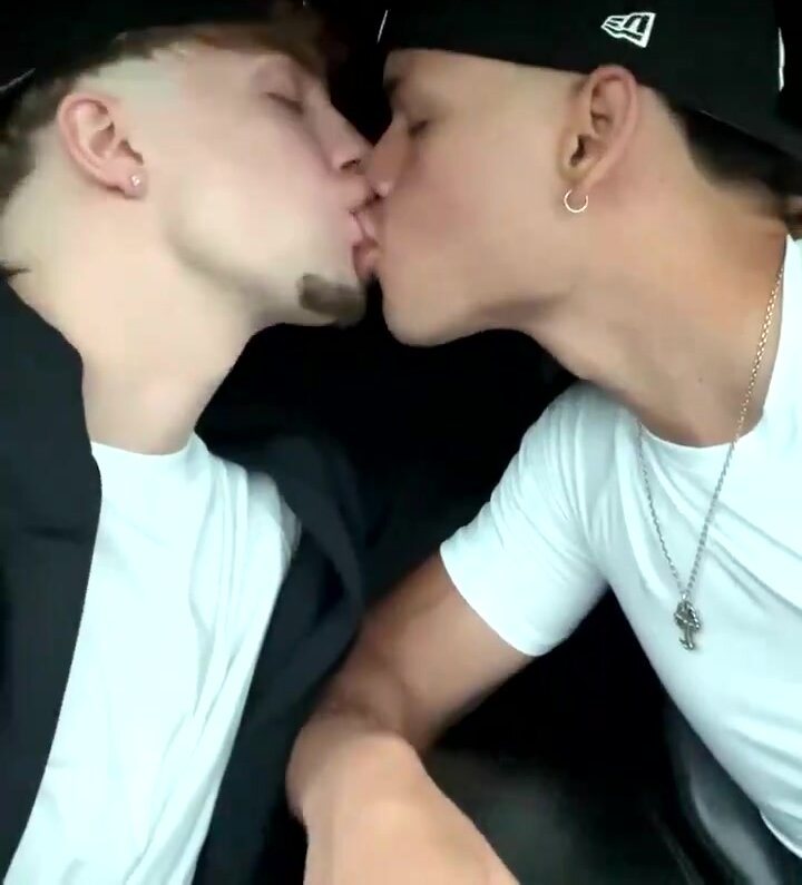 hot guys make out