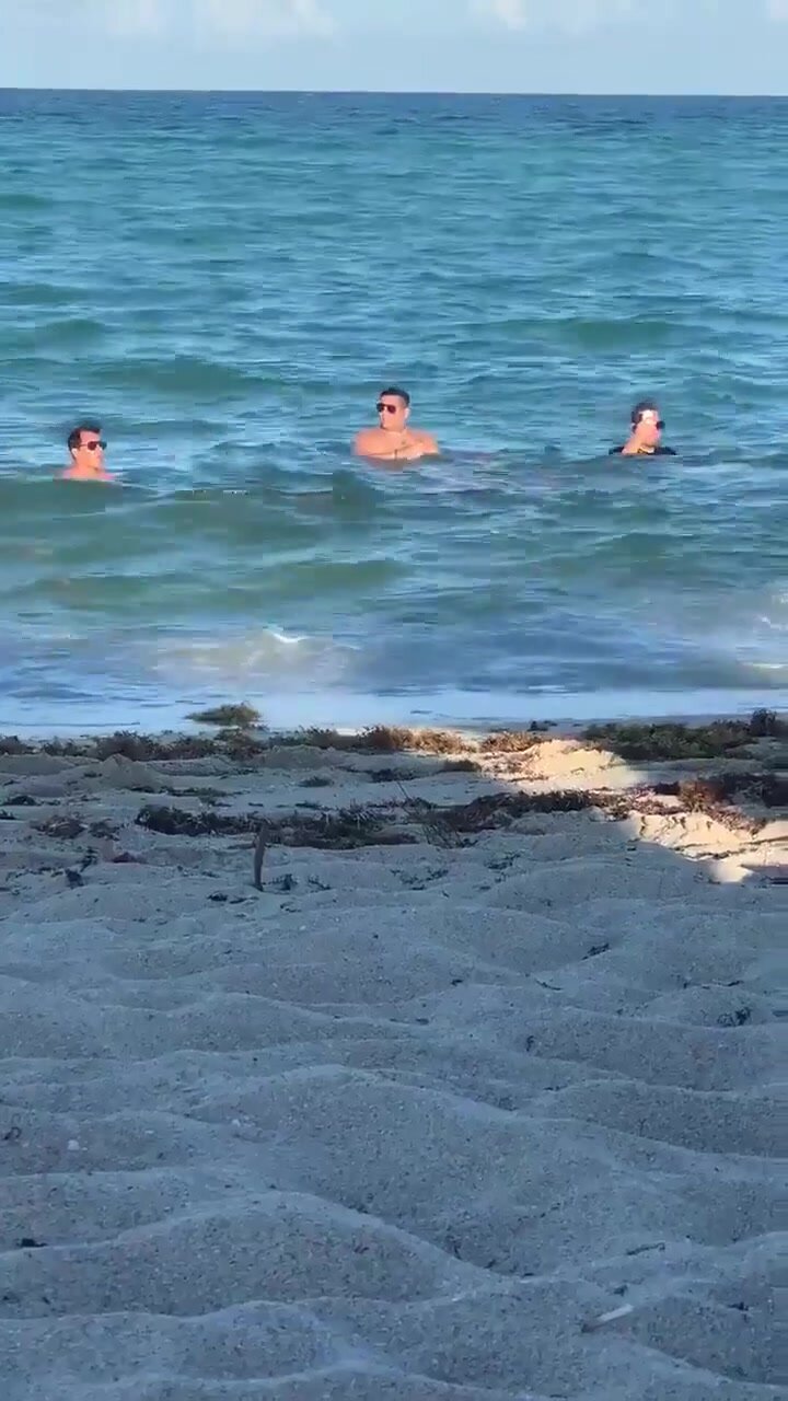 GUYS WALKING ON NUDE BEACH - ThisVid.com