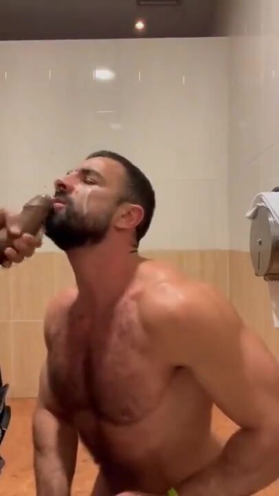 Cum On The Face In The Stall