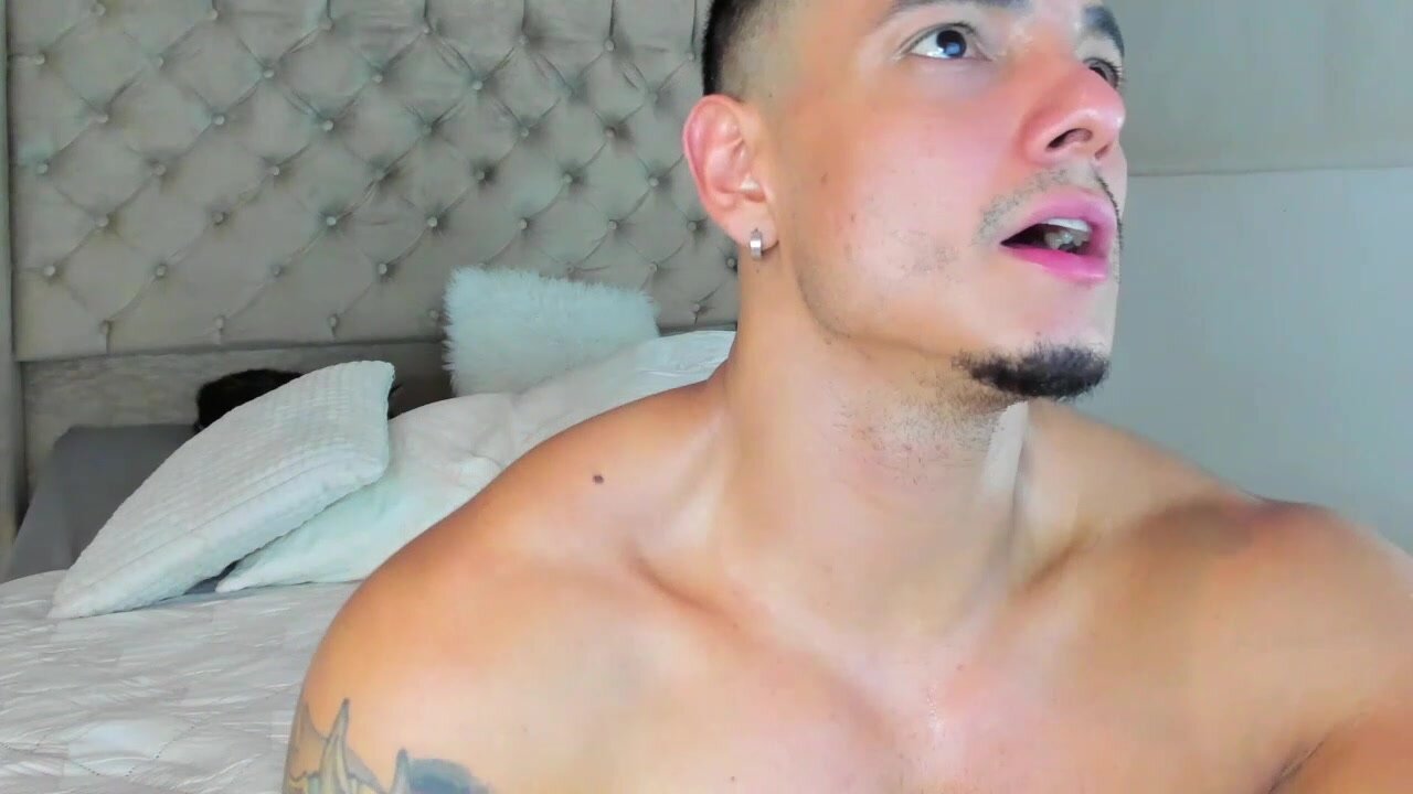 Sexy Papi Has A Toy And Fingers In His Bubble Butt