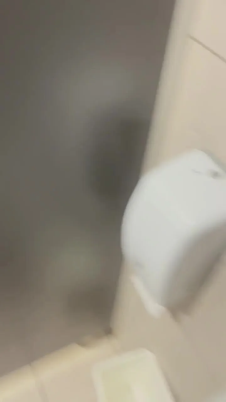 Video: Espiada en el baño - ThisVid.com