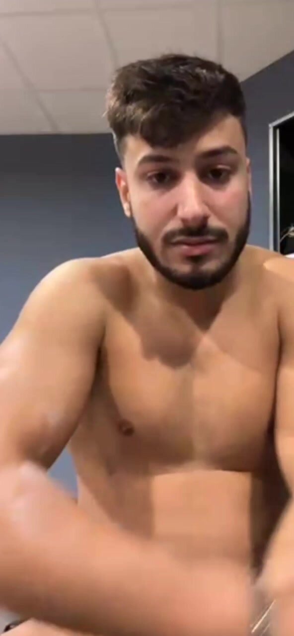 CHICO  EN EL VESTUARIO