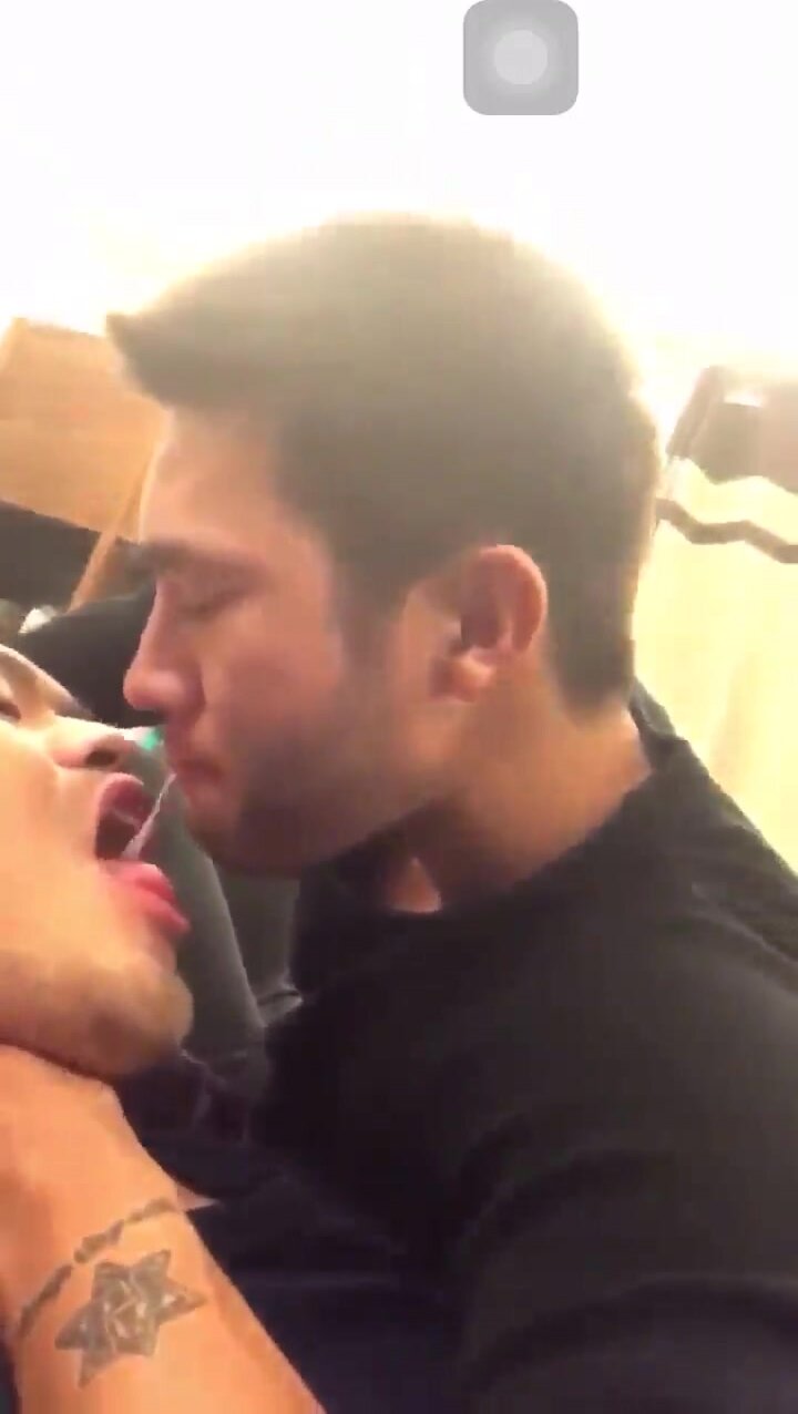 Hot Dudes Make Out