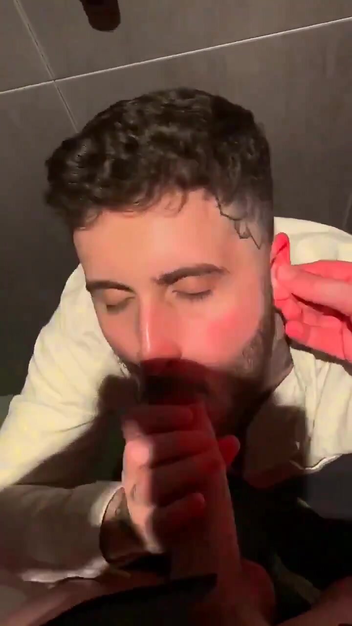 Pretty bottom is sucking