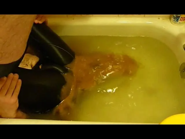 640px x 480px - Man pooping in bathtub - ThisVid.com