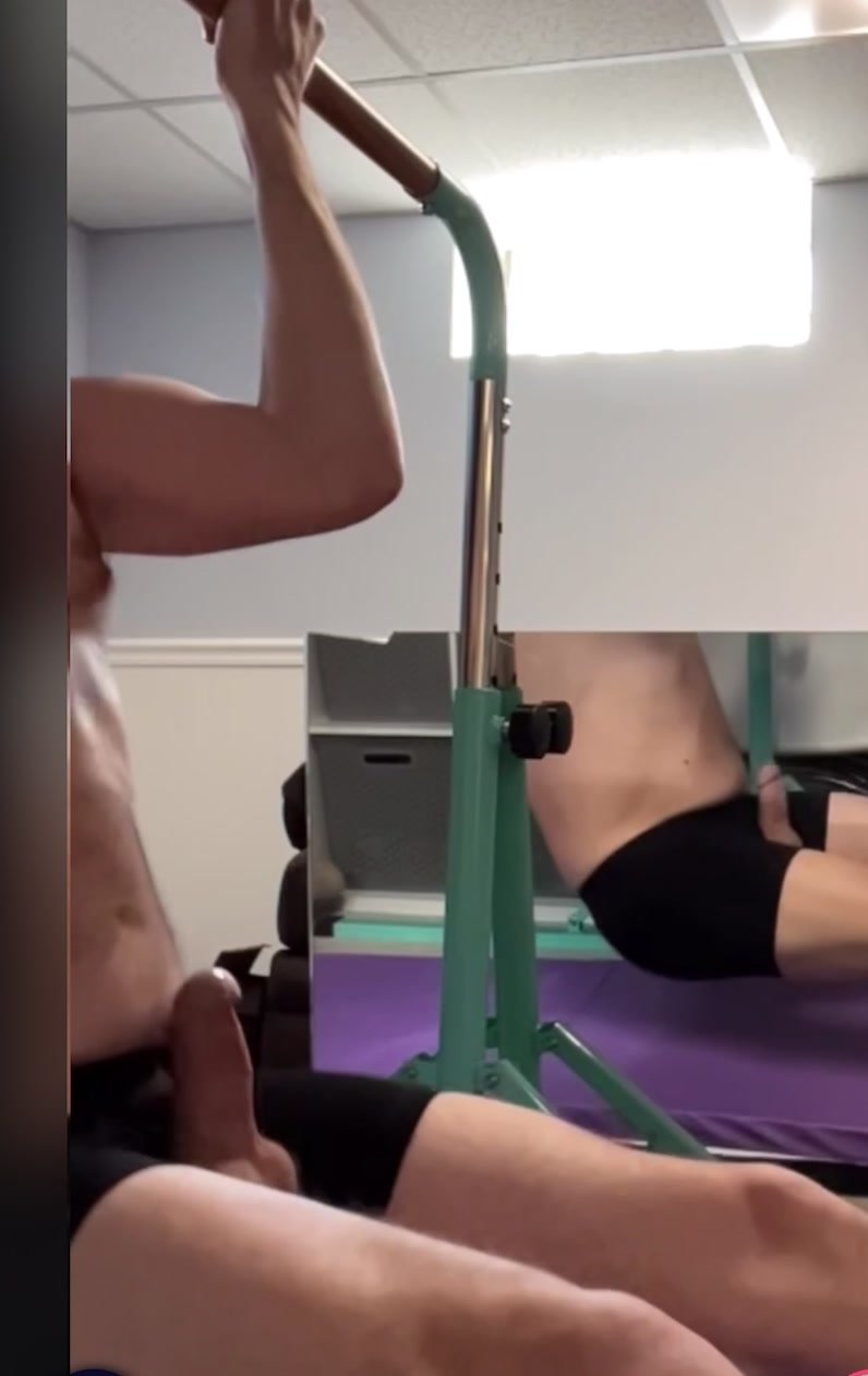 Daddy cums hands free working out