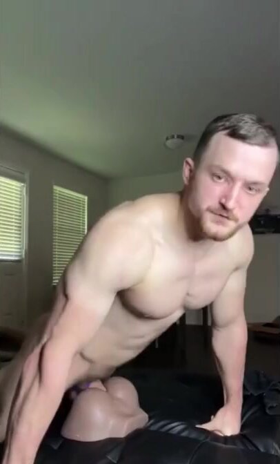Verbal muscle stud fucks his toy