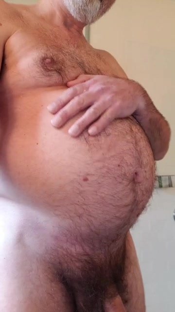 daddy rubs his belly