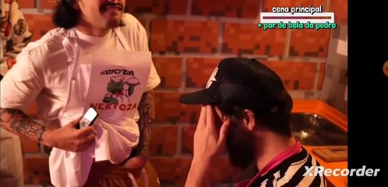 entrevistado mostrando o saco