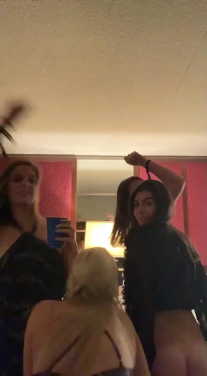 Tiktok Mooning 1 - ThisVid.com
