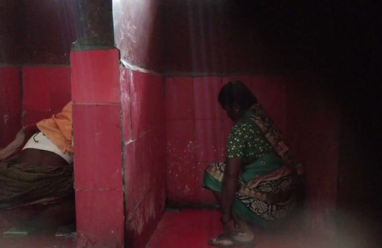 Maharashtra bus stand pissing video 1