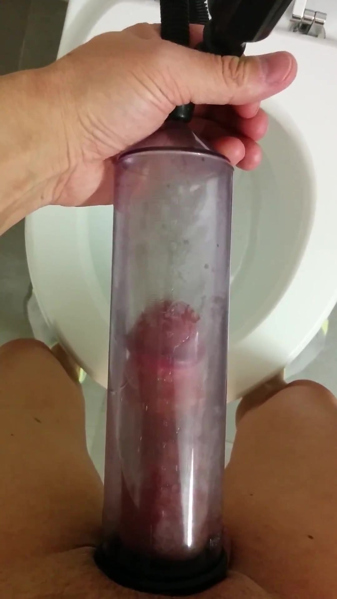 guy pumps his cock while pissing