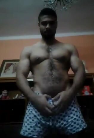DESI BODYBUILDER SHOWS OFF ON CAM