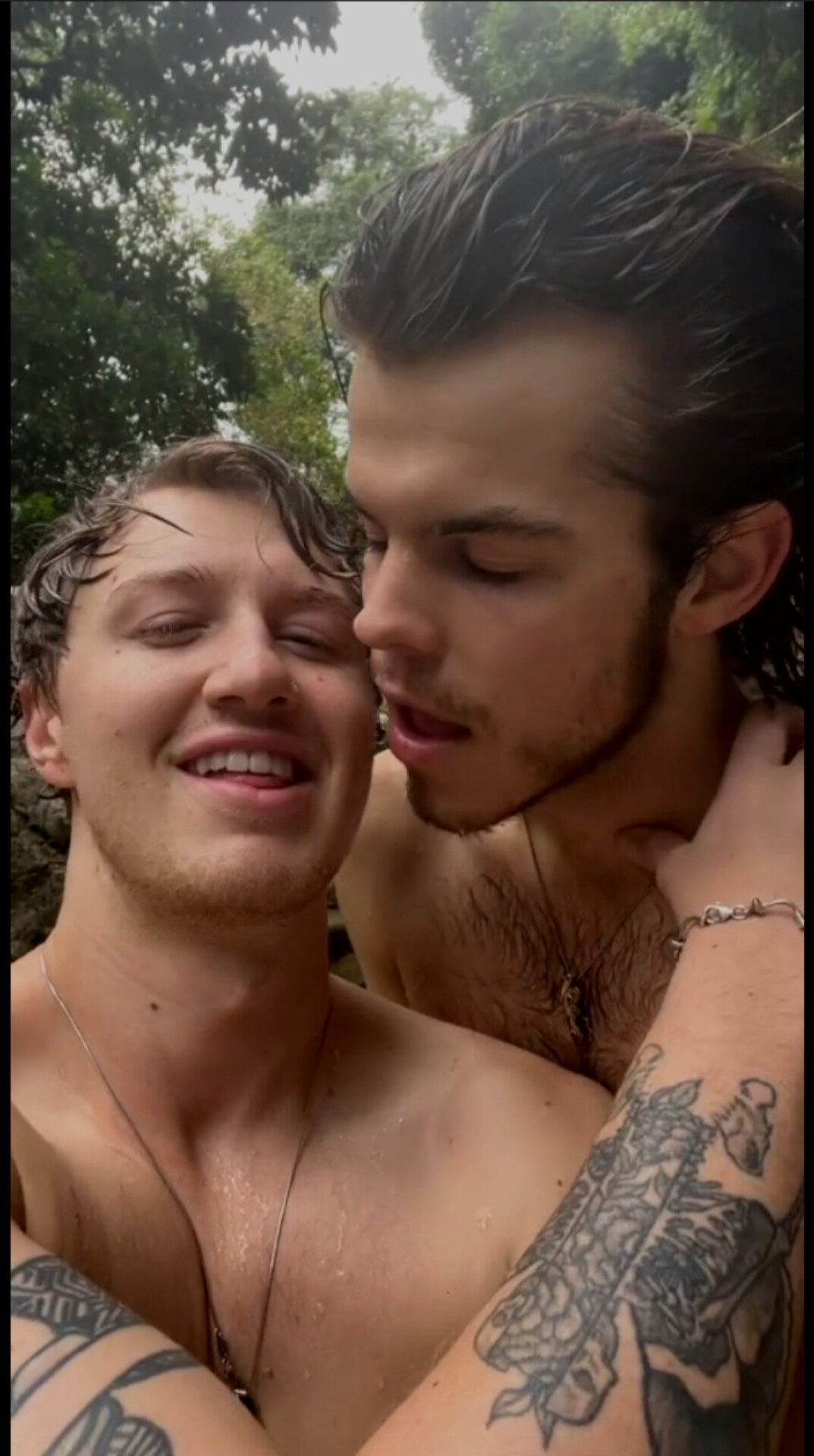 Gay boyfriend decided to go outside and makeout