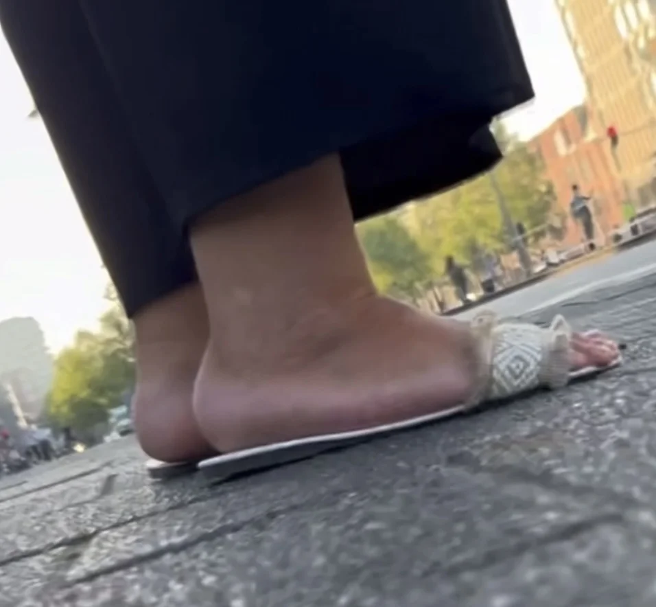 Candid arab feet 1 - ThisVid.com