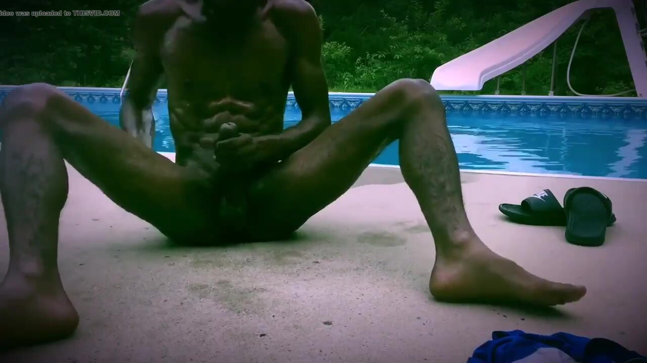 Moreno gozando na piscina