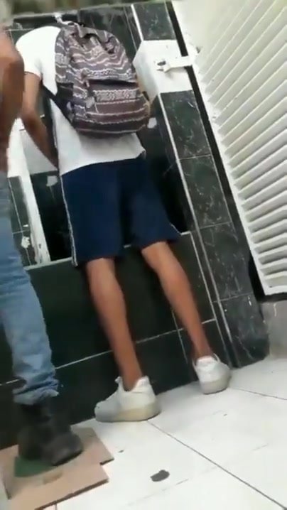 Novinho da de mamar a desconhecidos no banheirão