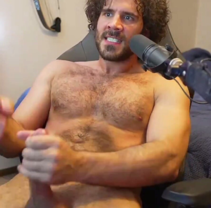 Curly haired streamer cums