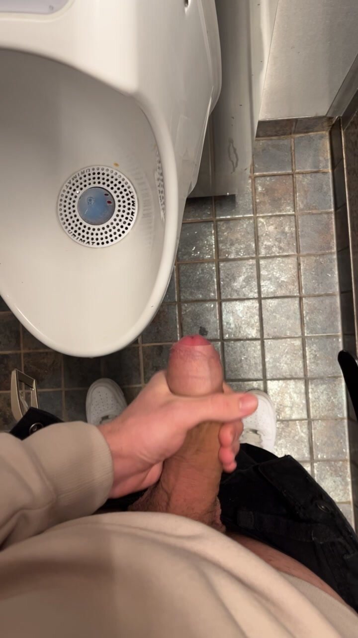 Guy cums at a urinal