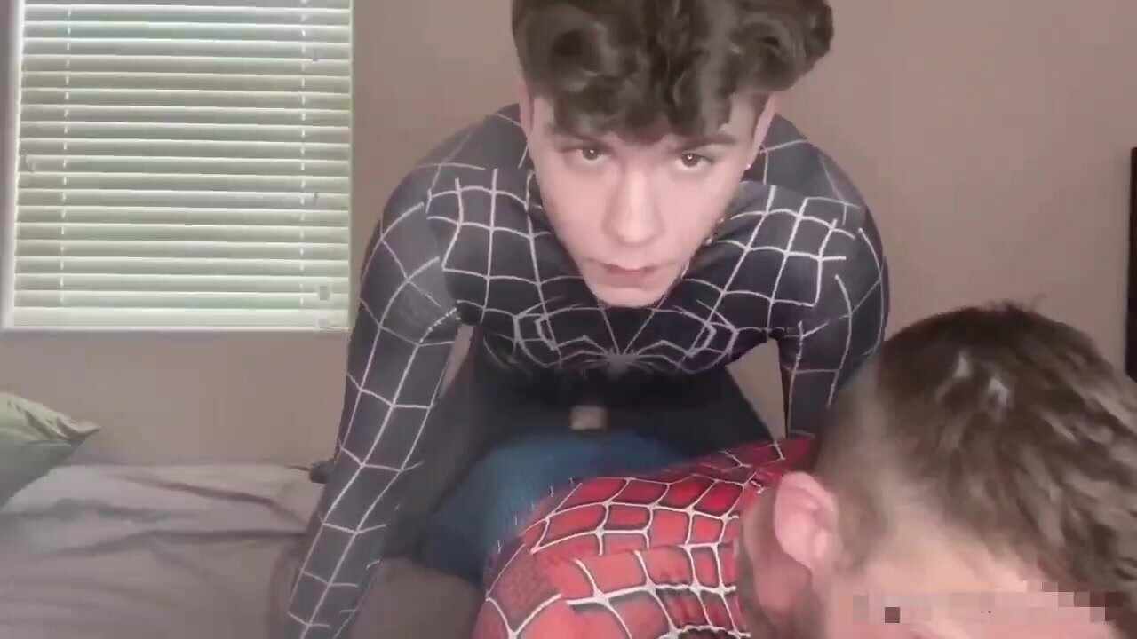 Homem-aranha enfiando gostoso no parceiro
