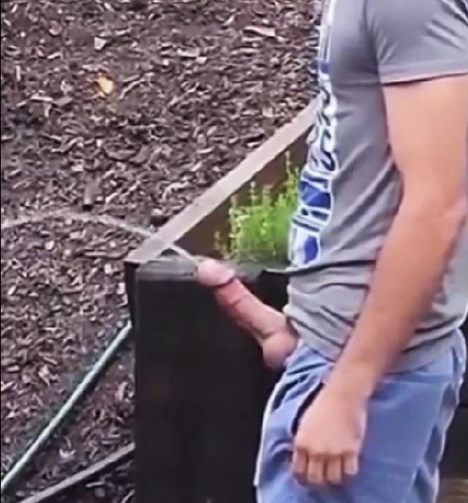 dude with bick cock pisses