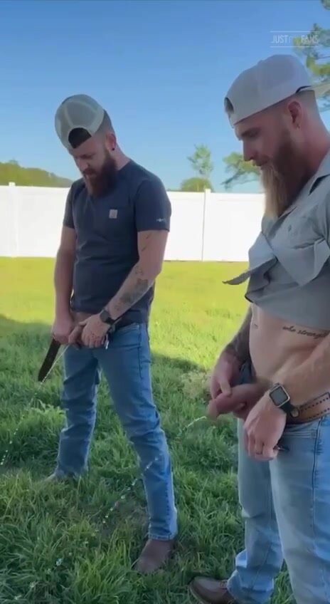 Quick outdoor piss