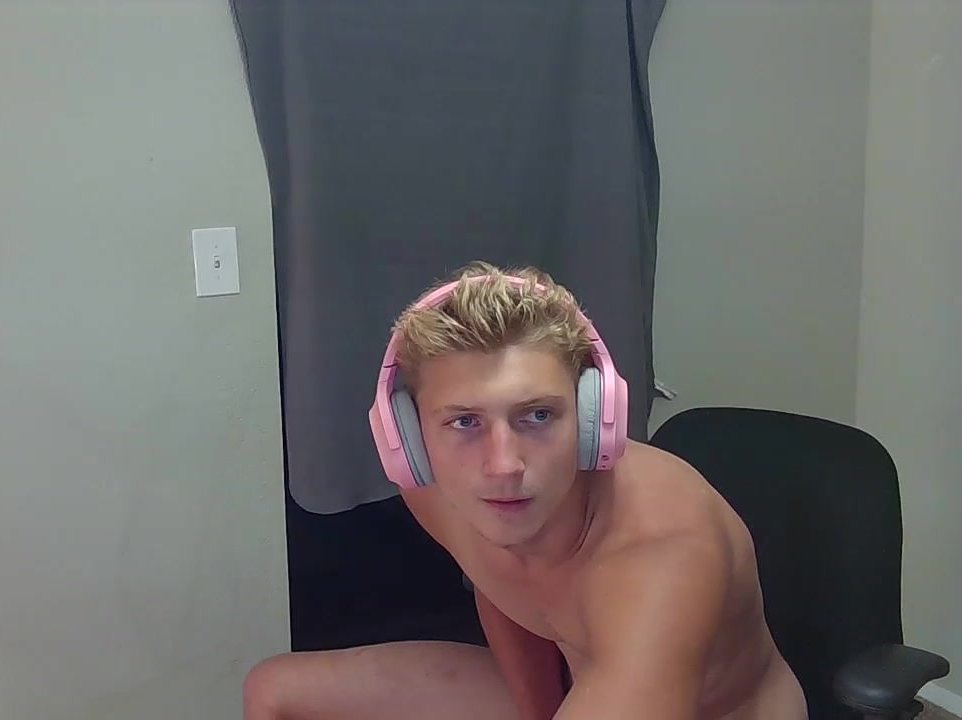 Young Stud Shows Off His Butt