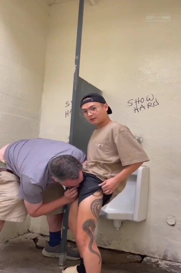Super hot bathroom cruising with daddy and asían guy