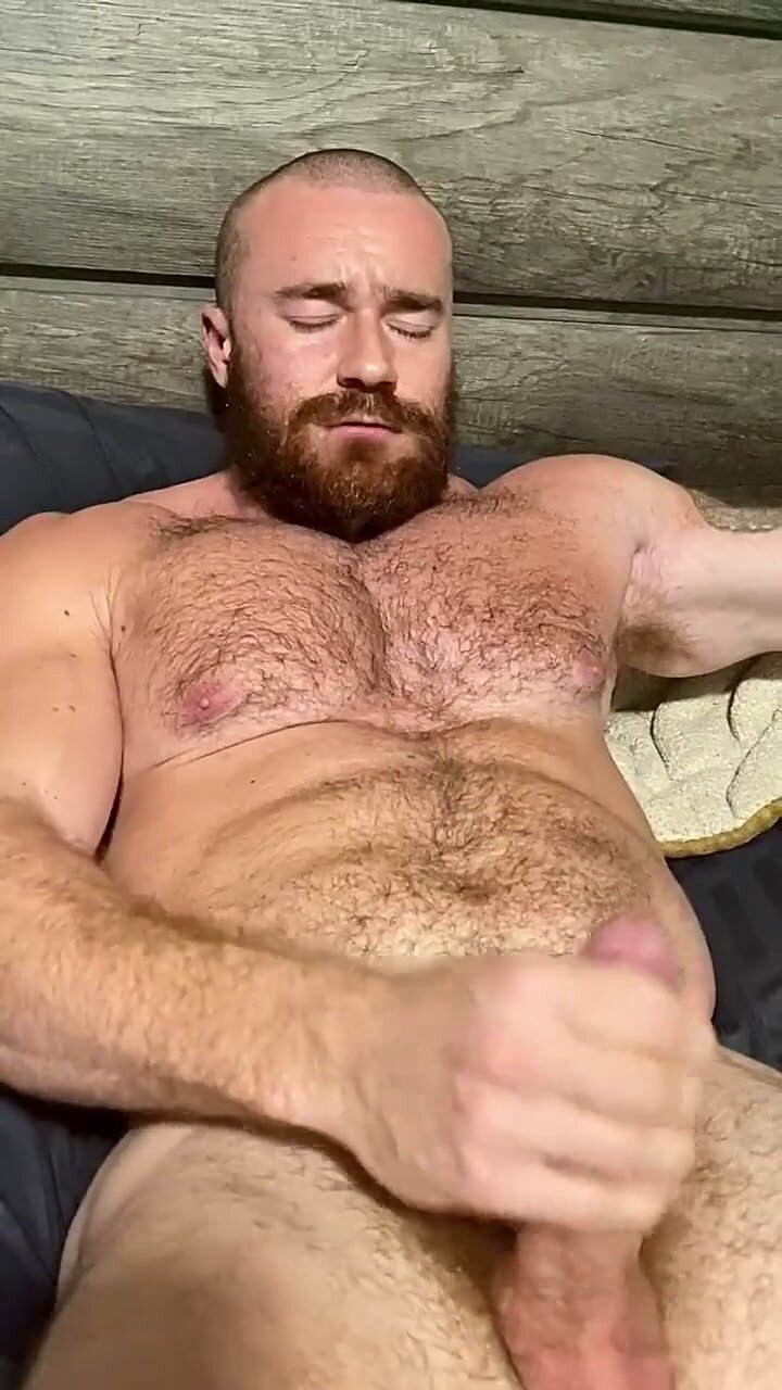 Hairy muscle daddy cums - video 2