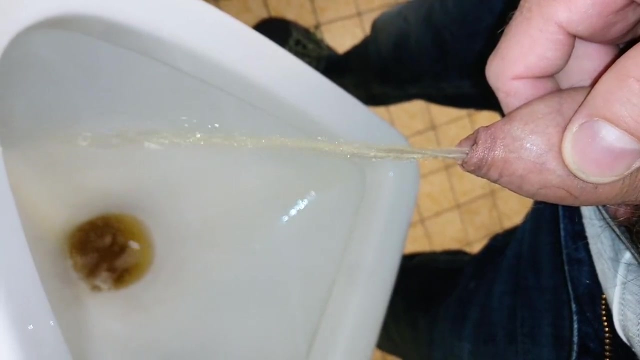 Fast Power-Piss in Urinal