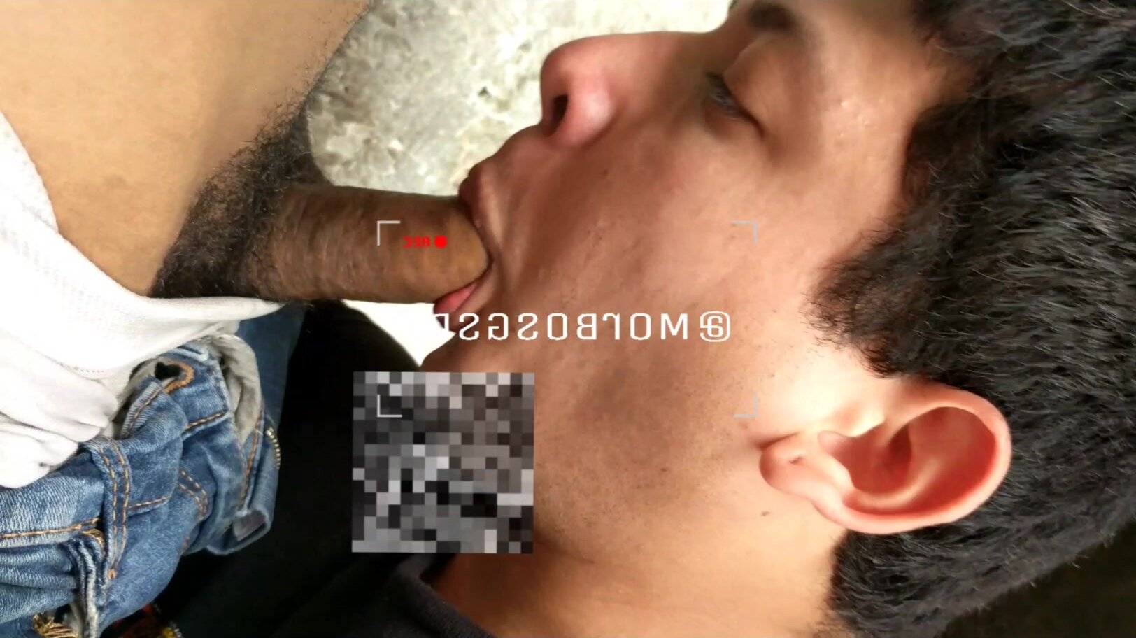 Homeless recibe mamada cuando despierta