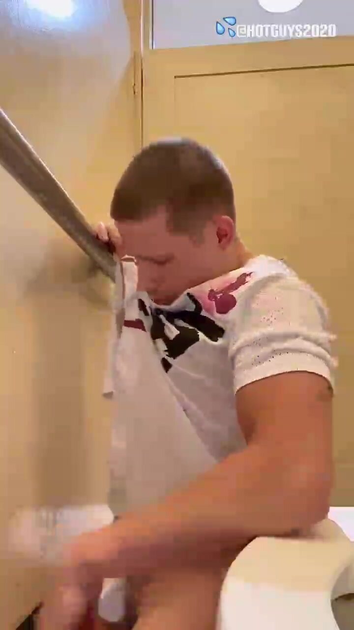 Quick under stall fuck