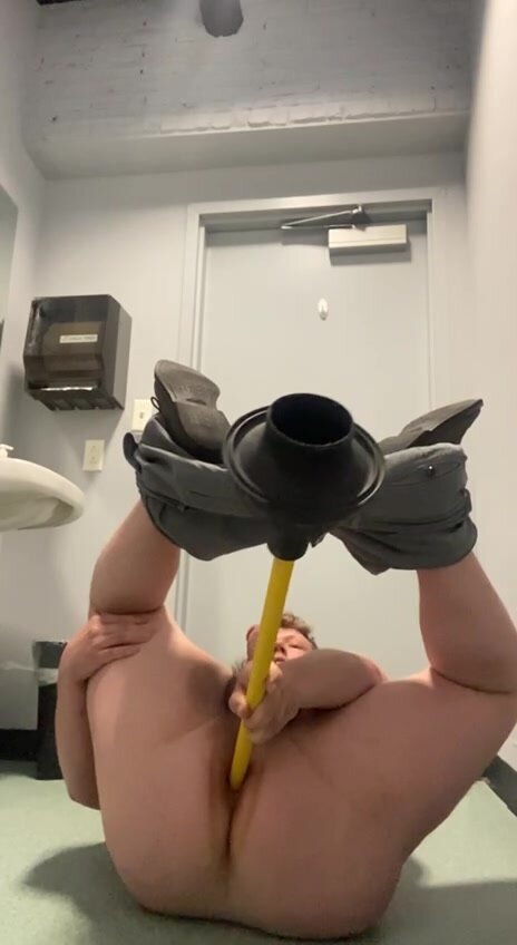 Pig faggot uses a plunger as a dildo
